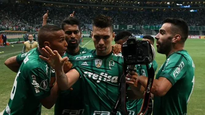 Após propostas do exterior, Palmeiras renova contrato de meio-campista