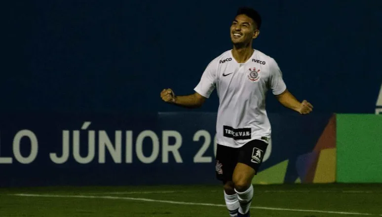 Com 4 Copinhas na carreira, meia emprestado diz que vê vaga no Corinthians