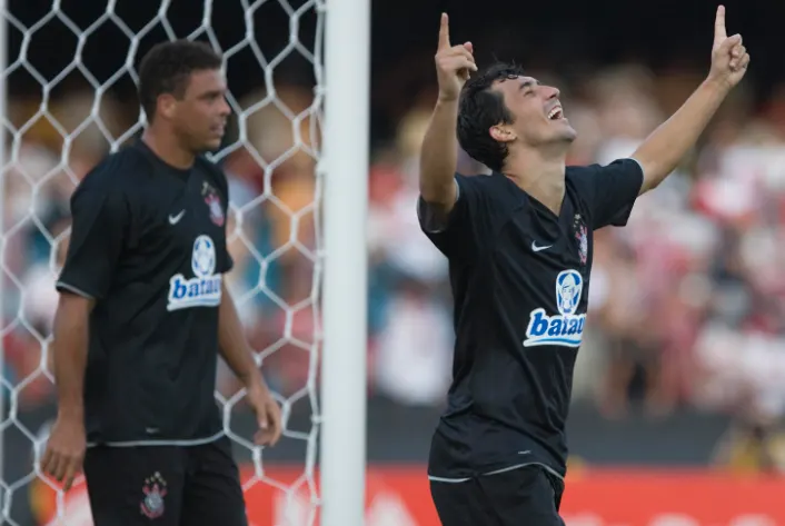 Há 11 anos, com golaço de Ronaldo, Timão superava o São Paulo no Morumbi e se classificava para a final do Paulistão