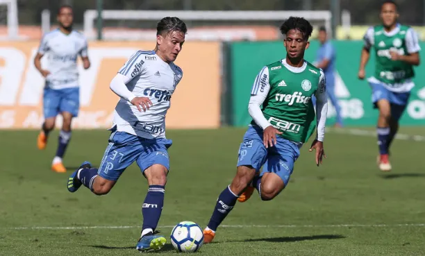 Com presença do sub-20, Roger Machado ensaia equipe para duelo com Santos