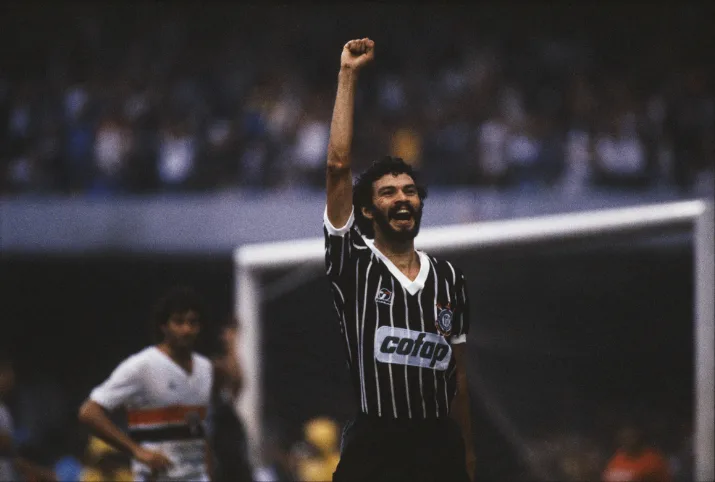 Há 34 anos, Sócrates marcava seu último gol e se despedia do Timão