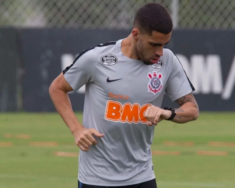 No Corinthians, Gabriel corre no campo pela primeira vez após operar