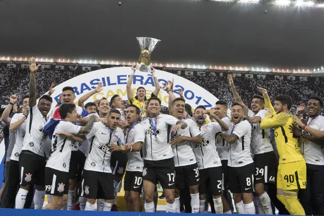 Há um ano, Timão recebia a taça do Hepta na Arena Corinthians