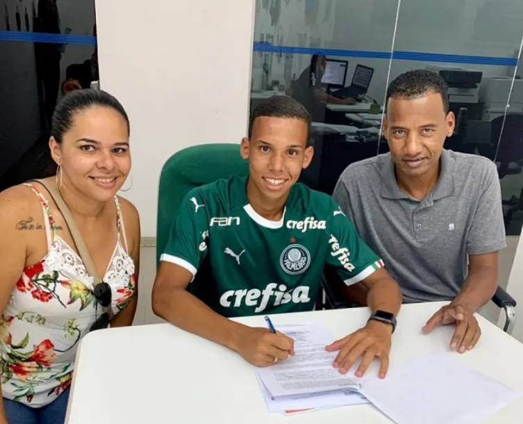 Verdão acerta contrato profissional com Garcia, aposta do time sub-17