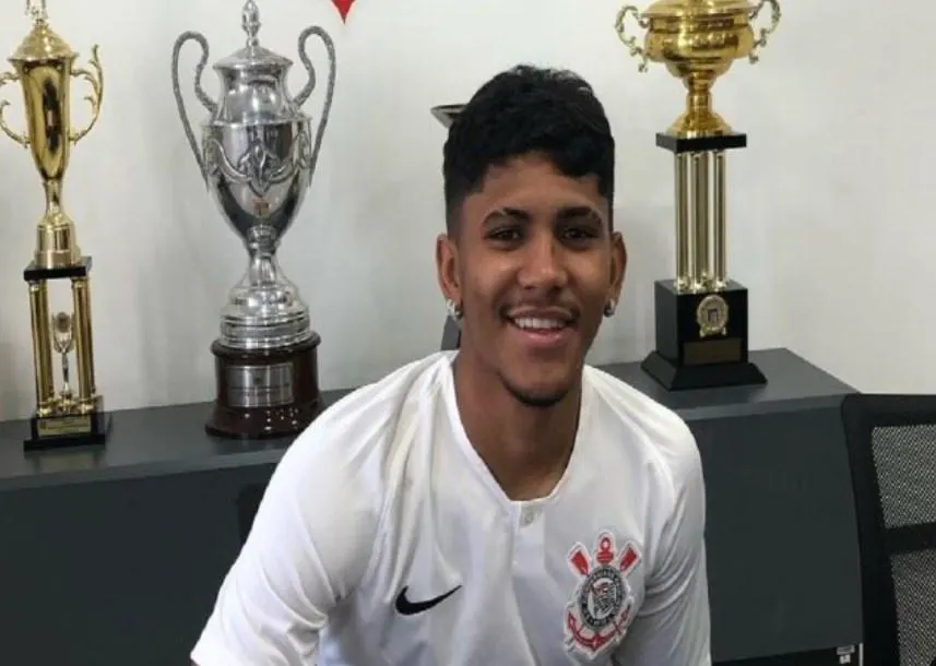 Jogador do sub-23 acerta terceira renovação no Timão