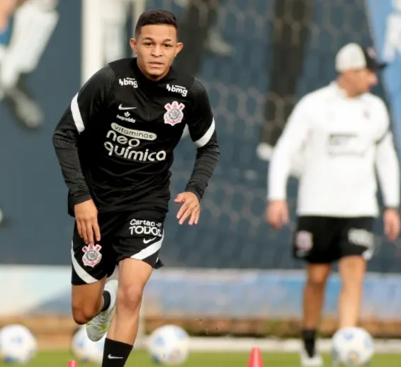 Adson e Gabriel Pereira disputam com Jô por vaga no time titular do Corinthians 