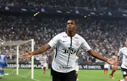 Sem jogar há quase oito meses, Jô vira esperança do Corinthians logo em sua estreia