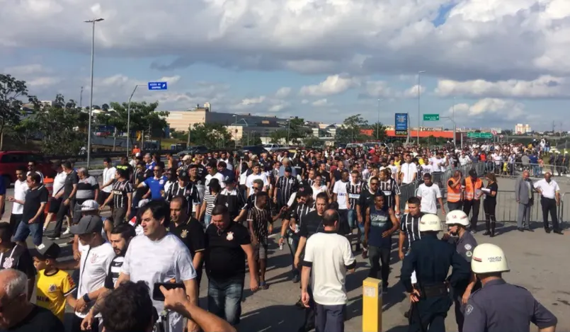 Corinthians cria corredor para que torcida e jogadores se encontrem antes do treino