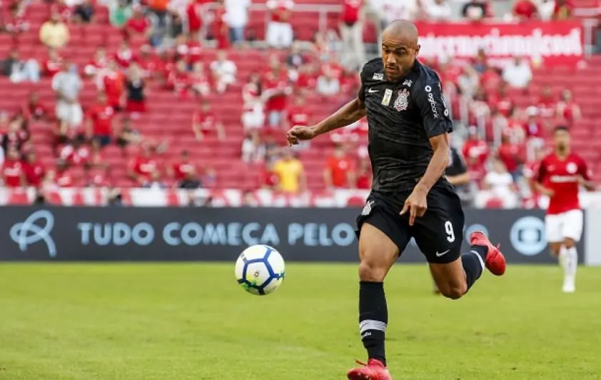 Ainda sem entrosamento, Roger participa pouco e fica isolado no Corinthians