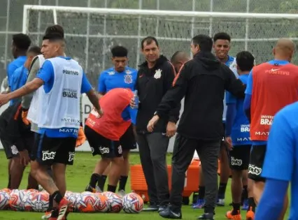 Carille começa a montar Corinthians pela defesa, e escala Douglas ao lado de Ralf