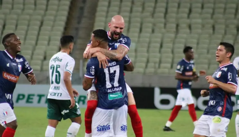 Sistema defensivo do Palmeiras desaba e ainda vê Gómez expulso