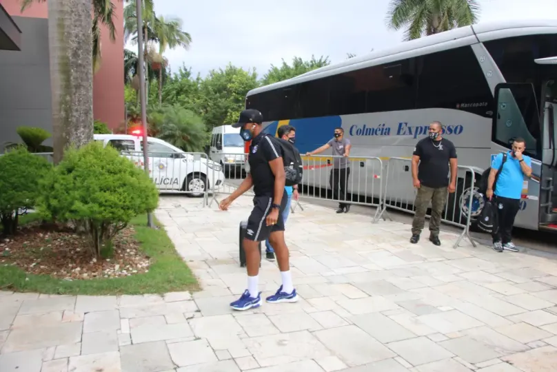 Hotel do Grêmio é alvo de foguetório antes de jogo contra o Corinthians