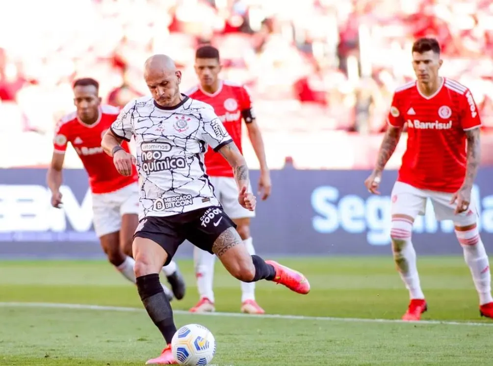 Certeiro: Fábio Santos faz 18º gol de pênalti pelo Corinthians