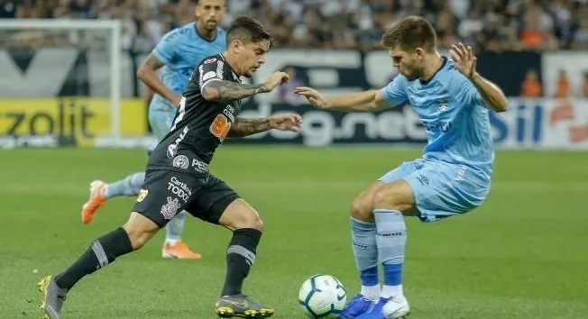 Corinthians empata com Grêmio em jogo de pênalti anulado pelo VAR