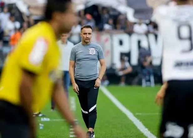 Equilíbrio vira palavra de ordem para Vítor Pereira no Corinthians: 'Temos muitos meias ofensivos no elenco'