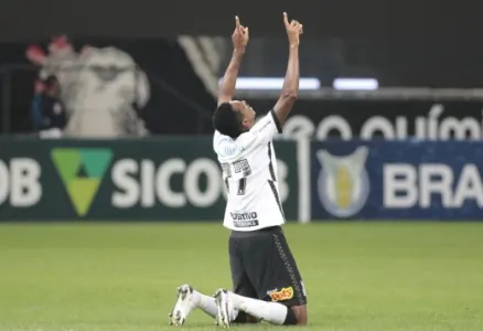 Jô exalta carinho pelo Corinthians, após se tornar artilheiro do clube no Século: Orgulho de vestir a camisa