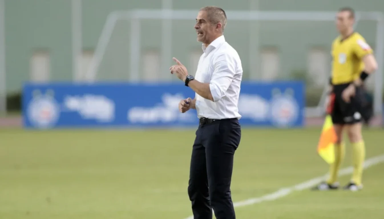 O time deve estar bom! Sylvinho abriu mão de substituições em cinco dos sete jogos no Corinthians