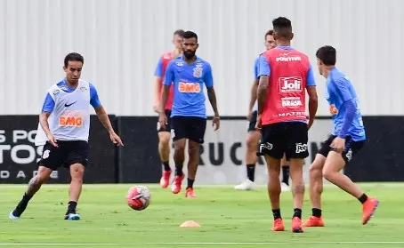 Corinthians volta ao CT com Jadson, Bruno Méndez e Régis no campo