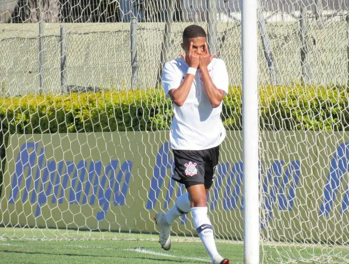 Corinthians bate Defensor e mantém a liderança na Copa Internacional Sub-20