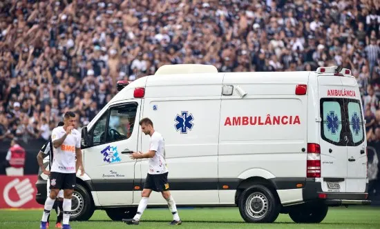 Aguilar passa bem após choque de cabeça; Avelar diz que não lembra do lance