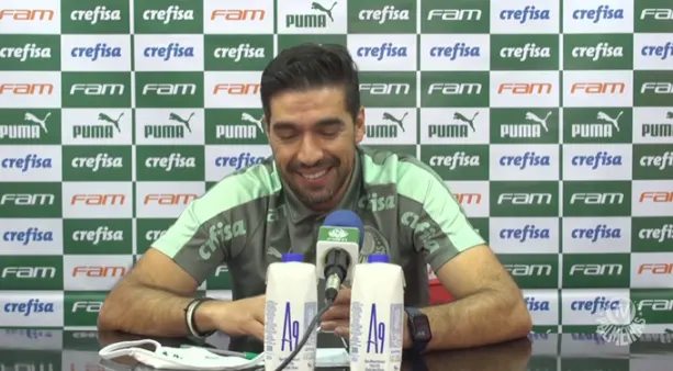 Abel Ferreira dá risada irônica e fala sobre possíveis saídas de Viña e Wesley