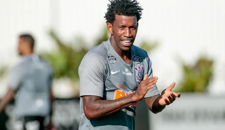 Gil divide os méritos da boa fase defensiva do Corinthians com o grupo: 