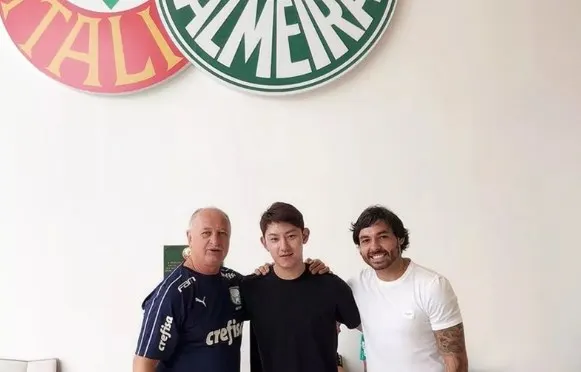 Tradutor de clube chinês visita Felipão e faz foto ao lado de Ricardo Goulart no Palmeiras