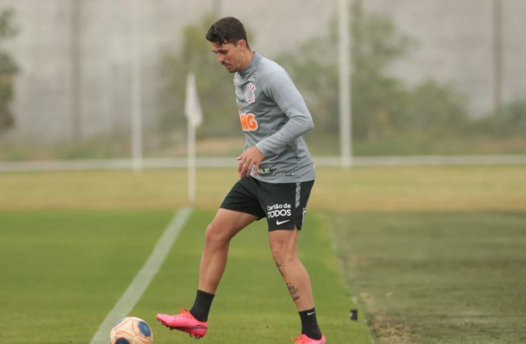 Corinthians aprimora finalizações e trabalhos defensivos em treino