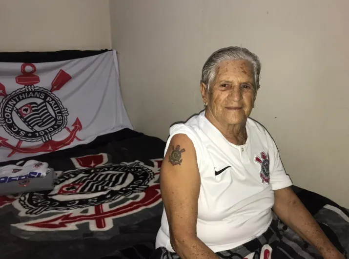 Torcedora faz primeira tatuagem da vida aos 80 anos: um escudo do Timão