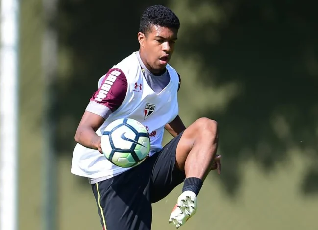 Revelado pelo São Paulo, Léo Natel tenta seguir os passos de Sheik e Fábio Santos no Corinthians