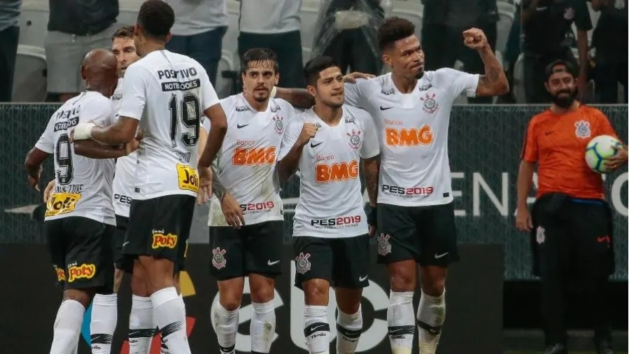 Júnior Urso celebra gol salvador no Corinthians com 