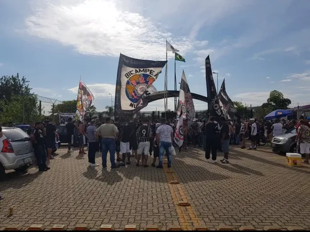 Veja a festa da torcida do Corinthians antes do treino do Timão