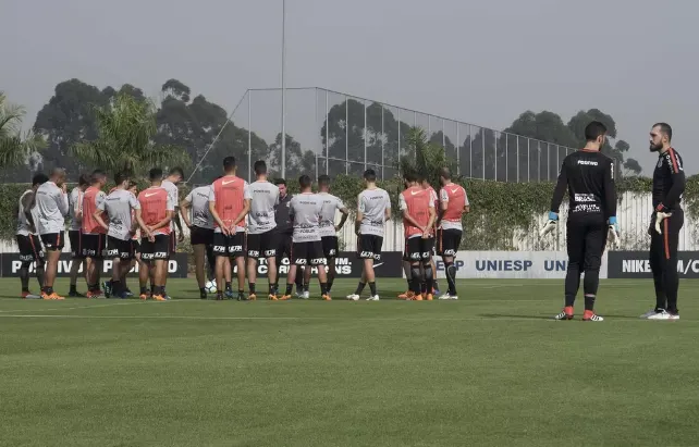 Loss relaciona 24 jogadores para enfrentar o Grêmio; confira