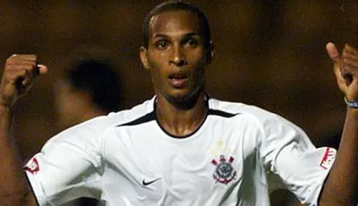 Há 17 anos, Liédson dava show e marcava quatro em goleada do Corinthians