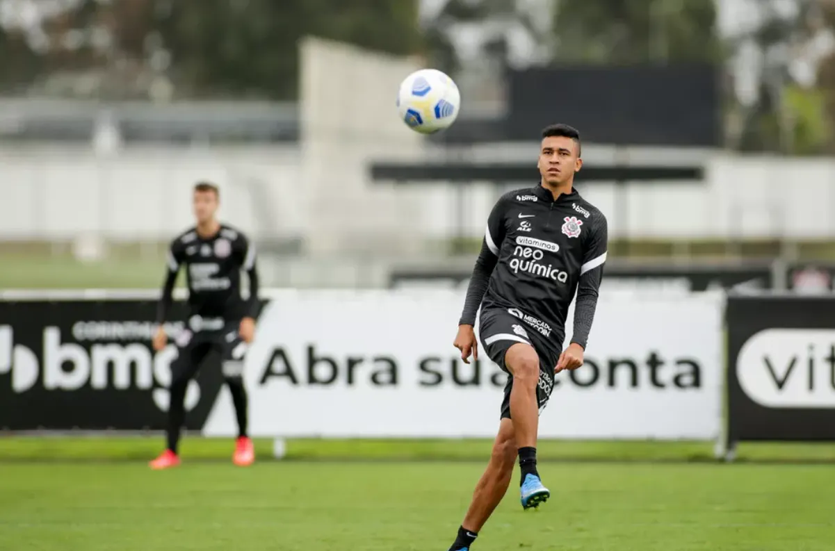 Cantillo vai bem no Dérbi e deve ter nova chance no sábado