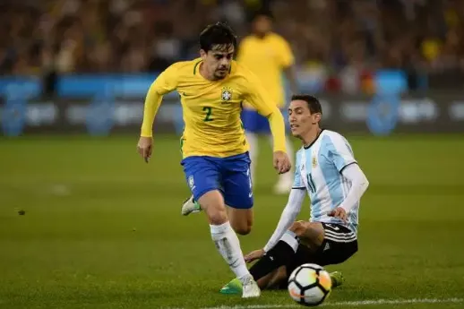 VÍDEO: Pela Seleção Brasileira, Fagner brinca com o Mundial do Palmeiras