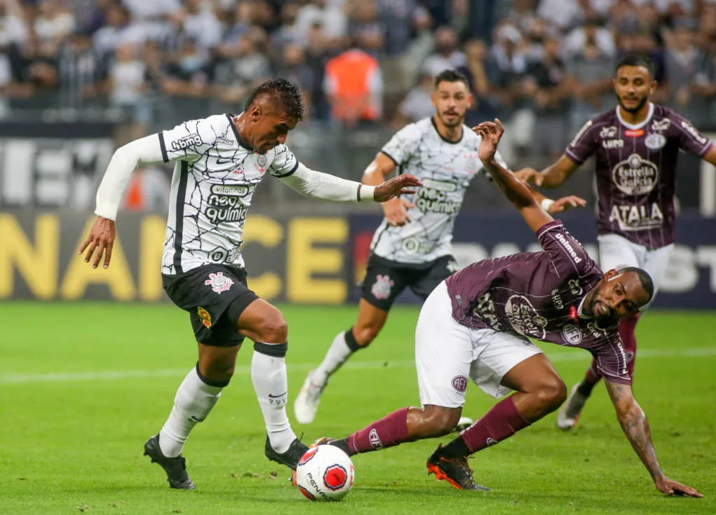 Paulinho lamenta gols perdidos, agradece torcida e avalia reestreia pelo Corinthians