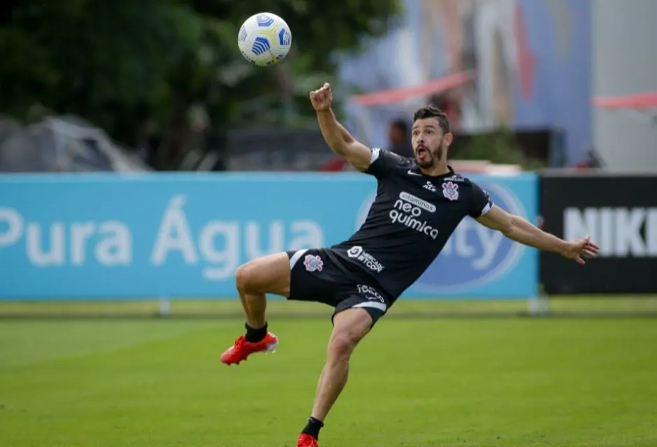 Direto do CT: Corinthians faz treino específico para ataque e defesa de olho no Inter