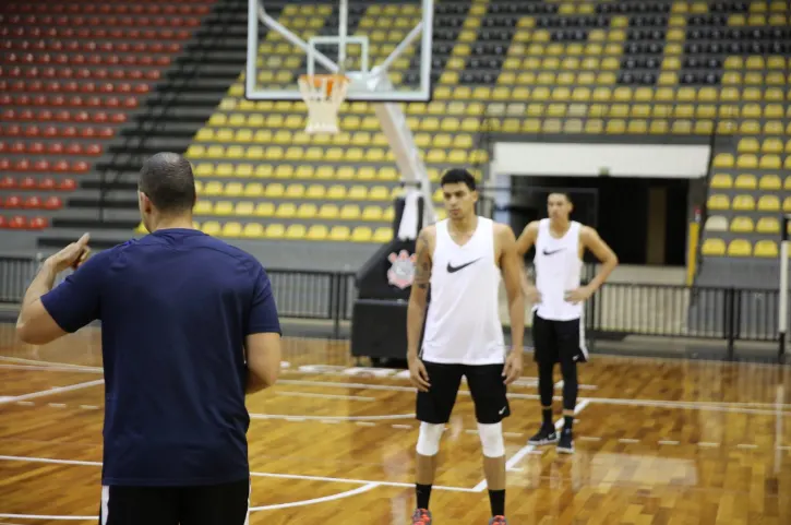 Corinthians enfrenta Paulistano pelo Paulista de Basquete