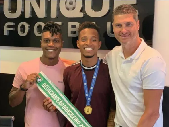 Tchê Tchê visita Academia e ganha faixa e medalha de campeão brasileiro do Palmeiras