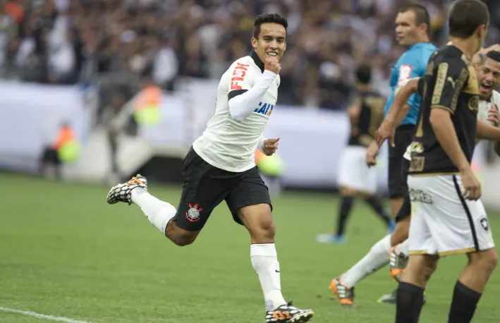 Há seis anos, Jadson marcava primeiro gol alvinegro na Arena Corinthians