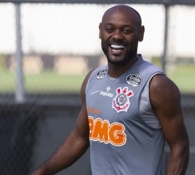 Love brinca e se propõe a mandar e-mail em chinês para ter Paulinho como reforço do Corinthians