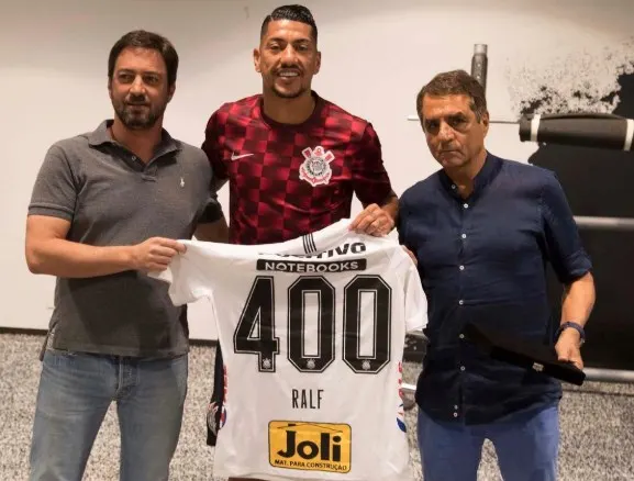 Ralf recebe homenagem por 400 jogos no Corinthians