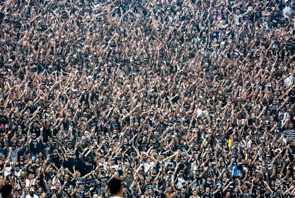 Torcida do Corinthians protesta após empate com a Chapecoense e pede a contratação de reforços