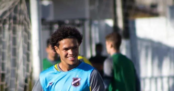 Corinthians está perto de vencer concorrência do Palmeiras e contratar lateral do ABC