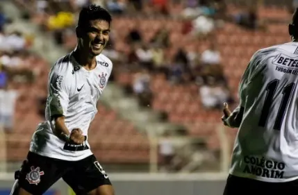 Em sua última Copinha, meia sonha com vaga no profissional do Corinthians