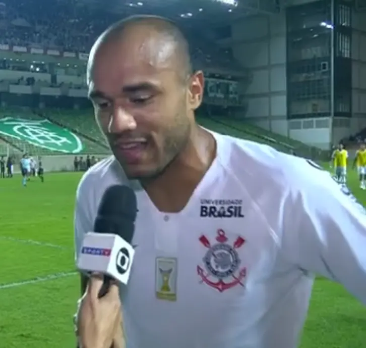 Roger reclama de pênalti não marcado e vê bom jogo do Corinthians