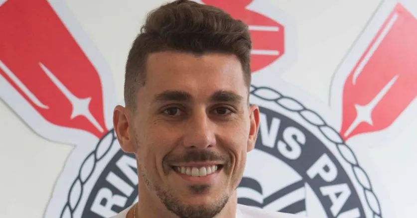 Danilo Avelar busca concentração e descanso para se adaptar ao Corinthians