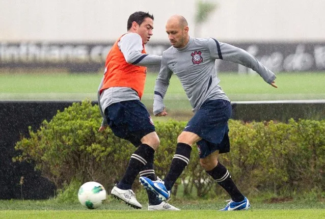 Estreia de Chicão e Alessandro pelo Corinthians completa 11 anos