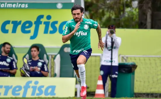 Goulart treina sem limitações e anima comissão técnica do Palmeiras